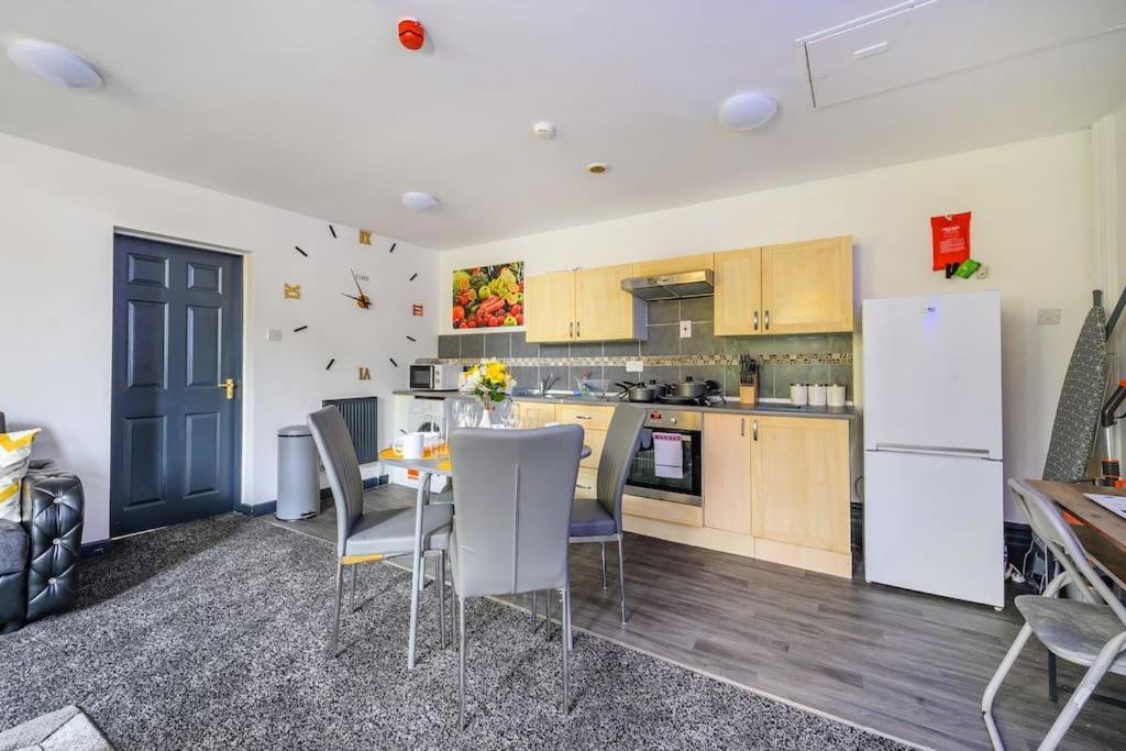 -F5Gh- For Relaxed & Cosy Stay, Free Parking, Wifi Лидс Экстерьер фото